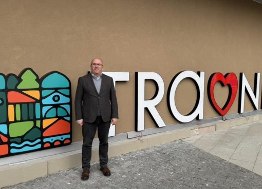 Načelnik Kenan dautović pored natpisa