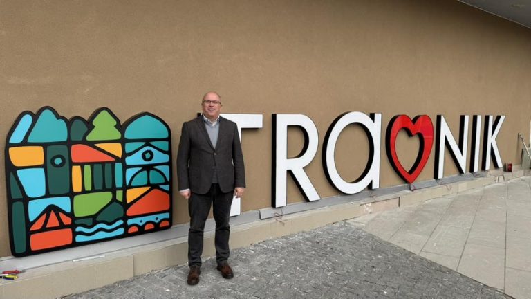 Načelnik Kenan dautović pored natpisa